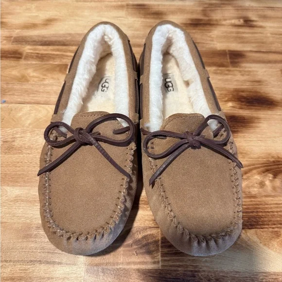 UGG Dakota Slipper~Size: 6 - Picture 2 of 7